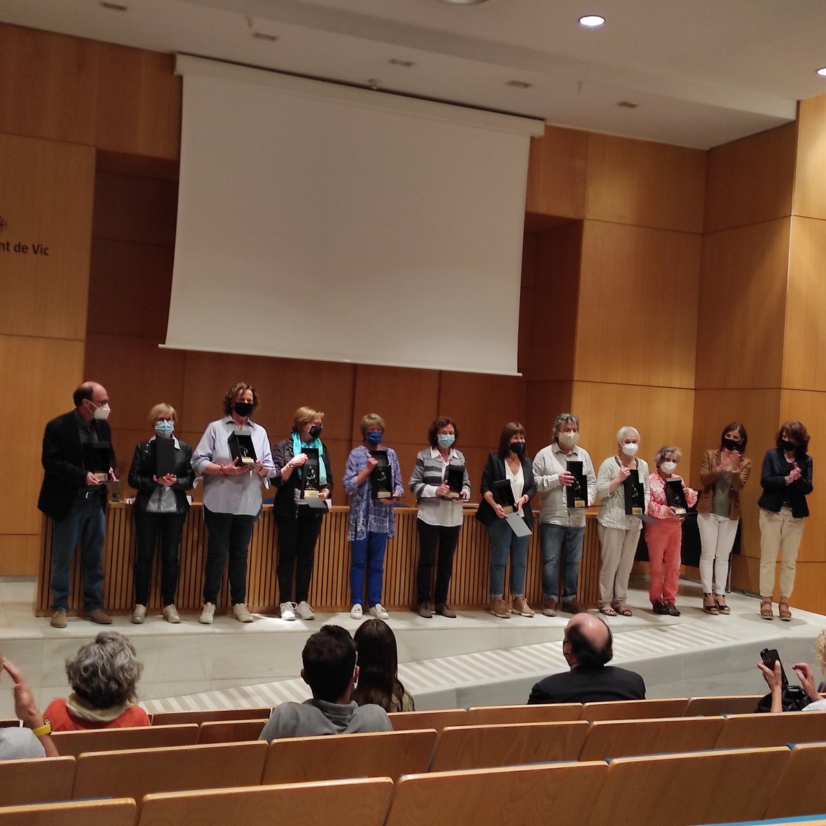 mmaydeu's tweet photo. Avui @vic_educacio ha fet un reconeixement ben merescut als mestres que es van jubilar el curs passat. Enhorabona Imma i Rosa @sagratcorvic https://t.co/Wn1MsYHp3B