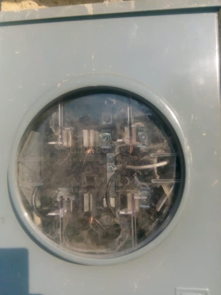 R_ciudadanoCFE's tweet photo. Buenas tardes 
Solicitamos de su apoyo para reportar el siguiente servicio ya que se encuentra conectado de manera irregular y se está robando la energía eléctrica por lo que solicitamos se de seguimiento al caso.
@CFE_Contigo #CFEQUERETARO #CFENACIONAL https://t.co/7TJ6RcAosn