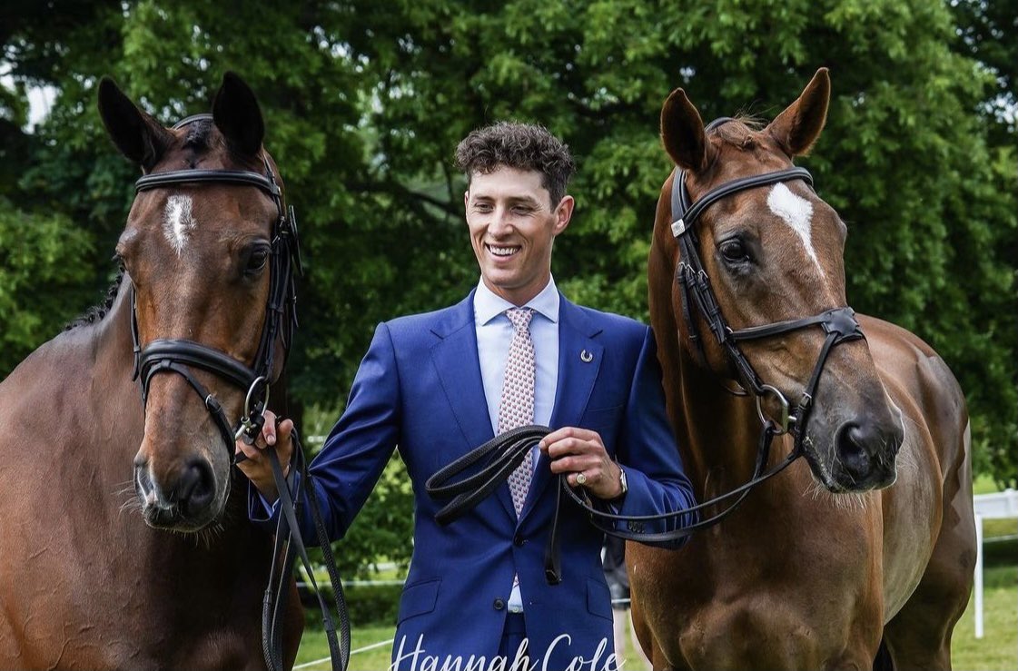 Fingers crossed best dressed isn’t the only thing I win this week 🤞🏼 Looking forward to a good week with V.I.P Vinnie and The Partner in the 4*L 

📸 @justmshannah