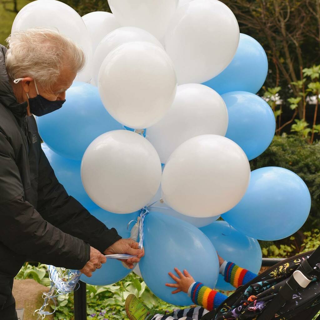 alinalara's tweet image. Not a running pic as sometimes I steal @russellkaehler camera. 

#phtography #photo #phtooftheday #balloons #kids #central park #nyc #newyork #newyorkcity instagr.am/p/CP6HWjUs-ea/