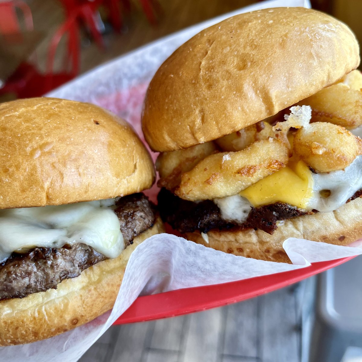 chubbyscheese's tweet photo. Today we’re feeling, burgers with buddies 🍔🙋‍♂️ https://t.co/LenyRijQtw