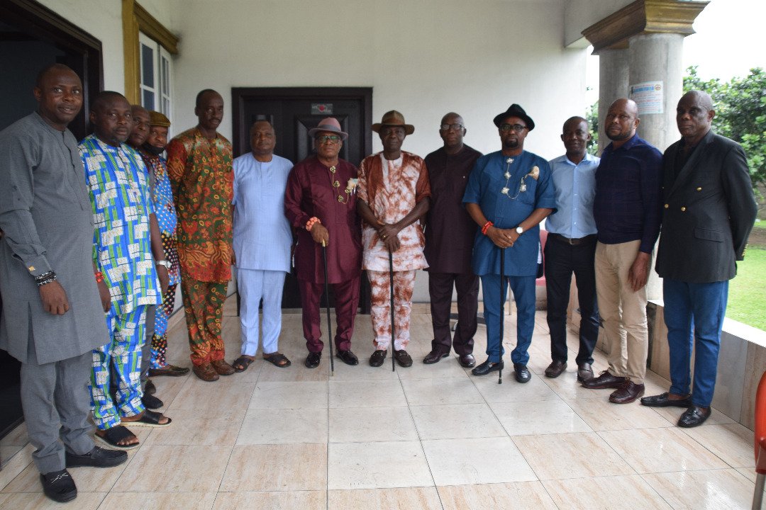 Ogonicleanup's tweet photo. Today, @HYPREPNigeria paid homage to the Paramount Rulers of Korokoro and Nonwa Communities, King GNK Gininwa, and HRH Mene Emmanuel Nyiedam. The visit at their respective palace signals the mobilisation of contractors to the community for the flagoff of the water project. https://t.co/TAwqmzIMS9