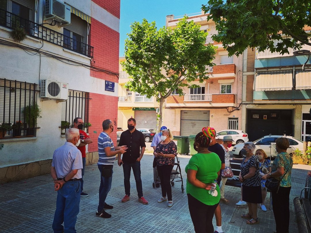 jordi_ballart's tweet image. Trobada amb veïns i veïnes al carrer Valira de #LesArenes per parlar de diferents millores que farem a la zona. Gràcies per la vostra implicació i les vostres propostes! #terrassa #apeudecarrer