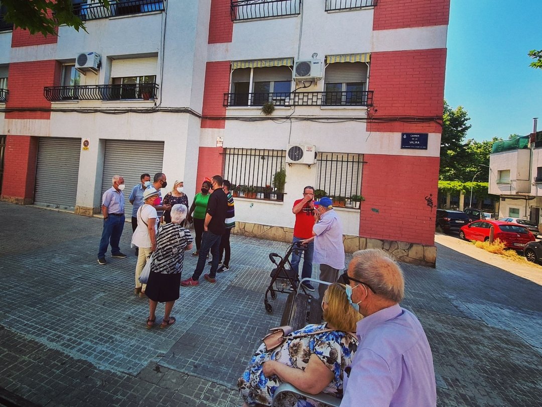 jordi_ballart's tweet image. Trobada amb veïns i veïnes al carrer Valira de #LesArenes per parlar de diferents millores que farem a la zona. Gràcies per la vostra implicació i les vostres propostes! #terrassa #apeudecarrer