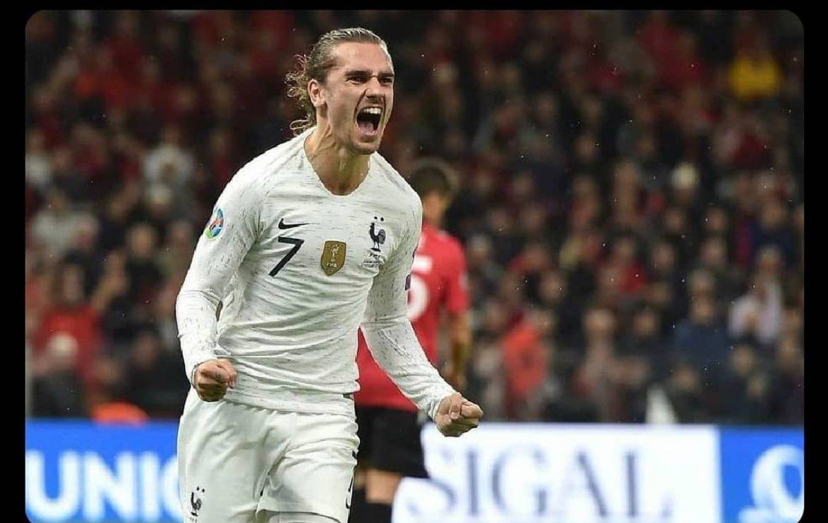 #غـريـزمـان | 

 من السهل اللعب مع ميسي، فهو شخص ترسل له بطيخة يحولها إلى كافيار .