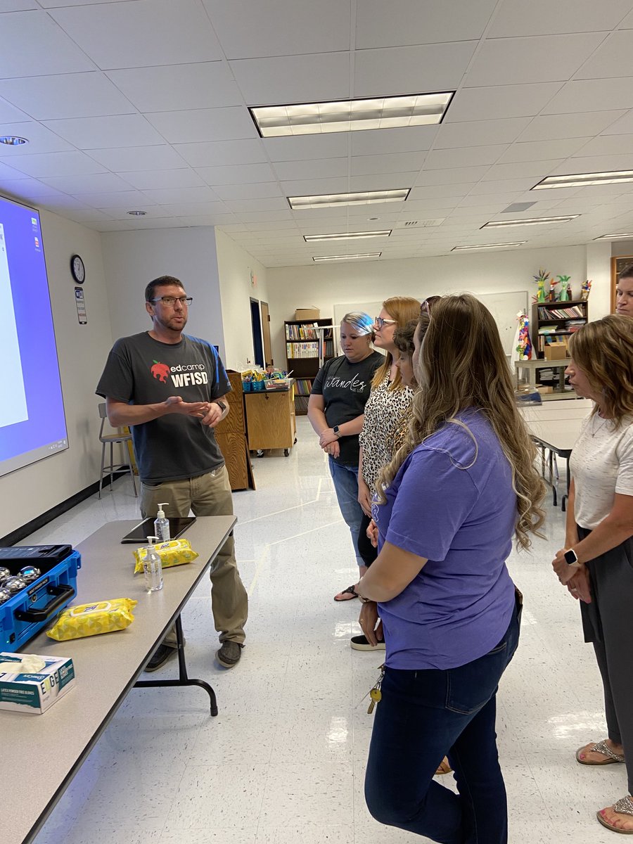 sOSUhenderson's tweet photo. Maker space is a happening place at the Elementary STEM Conferemce- thanks to Joe Camacho! @sOSUhenderson #iamwfisd #weR9 https://t.co/YdKB4d7ruT