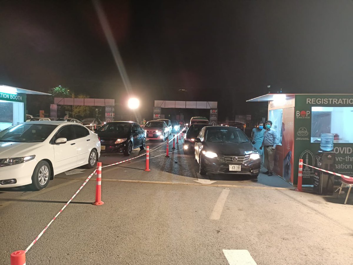zafar_masud's tweet photo. Masha’Allah, exceptional response at drive through vaccination centre in Lahore. In first two days (12-hours in total), almost 1200 people got vaccinated; momentum is building. See attached latest pictures from this evening @DCLahore @thebankofpunjab @boptaqwa @ReformingPunjab https://t.co/NF7szlIeVK