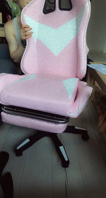 Alsoooo, NEW CHAIR YAASSS https://t.co/IA7oXpEkkk