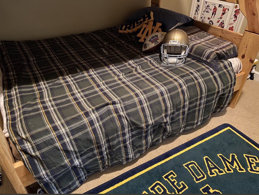 joey_curzon's tweet photo. Took a nice little nap after a great morning workout, had to #makeyourbedchallenge @SCNFBOFFICIAL @robertpomazak https://t.co/yNCFlDRCUP