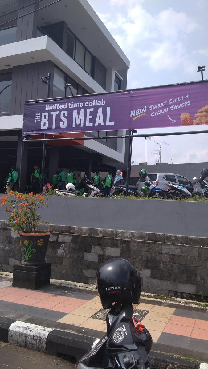 Desfinta15's tweet photo. Mending ber jam" nunggu panggilan nomor antre McD daripada nunggu panggilan kamu
#canda
#theBTSMeal https://t.co/jY9wxC2hJo