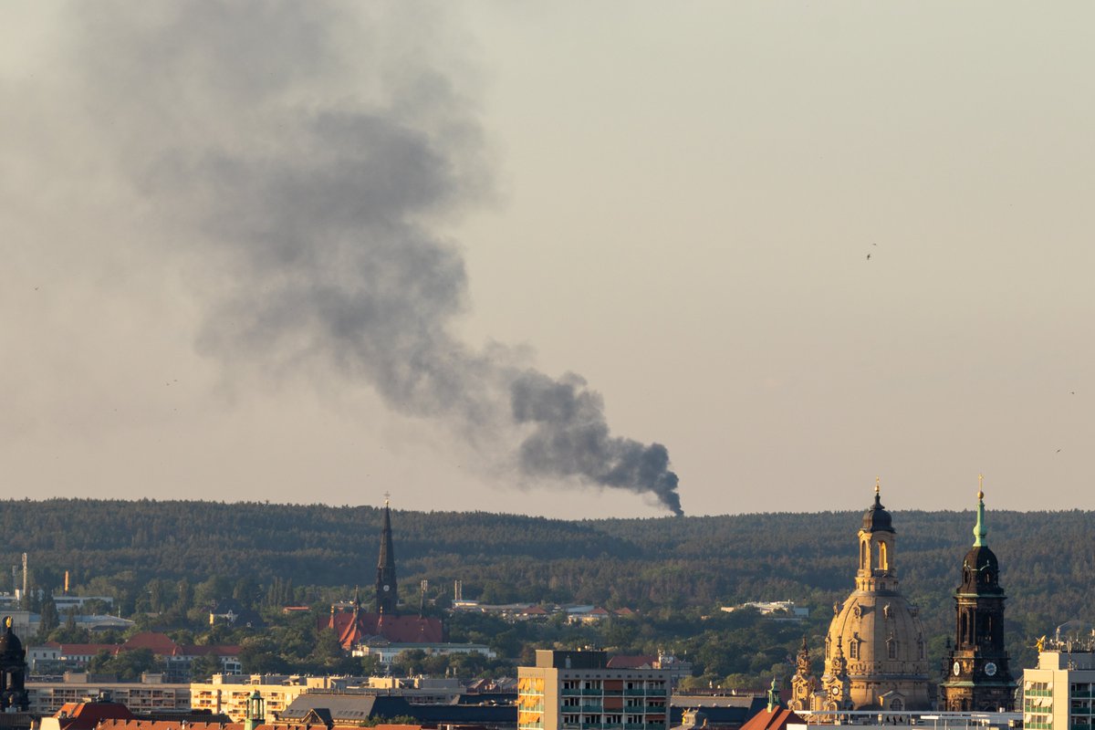Starker Rauch im Norden von #Dresden zu sehen aus Richtung Flughafen. Was brennt denn dort? <a href="/FeuerwehrDD/">Feuerwehr Dresden</a>