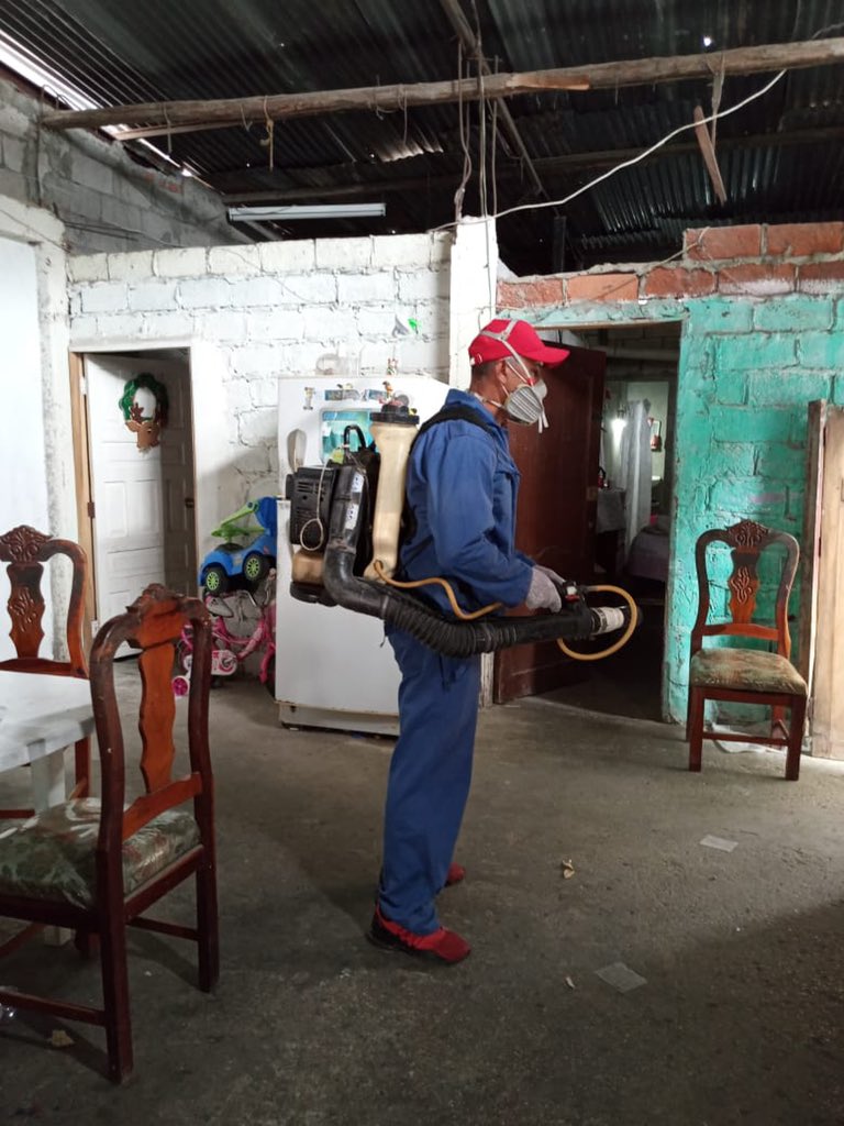 Salud_Guayas's tweet photo. #JustosLoLogramos I Personal de #ControlVectorial del Distrito 09D01, realizan acciones contra el dengue, zika y chikungunya en sectores de la Cooperativa #Amazonas2. https://t.co/wSkwT7sHM1