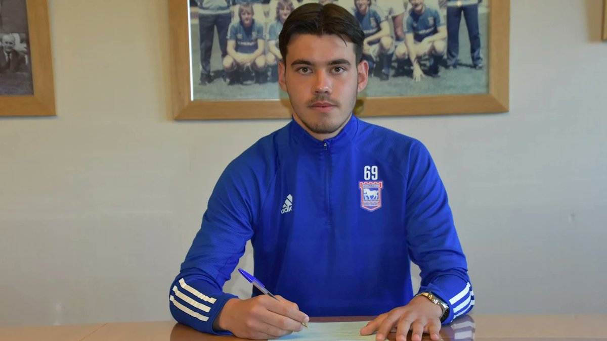 SkauciUK's tweet photo. Antoni Bort podpisał profesjonalny z Ipswich Town. 18-letni bramkarz związał się roczną umową z klubem, w którym gra od kilku sezonów. Wielkie gratulacje! 👏🏼 https://t.co/gGakMRgDlK
