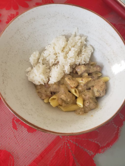 Omg salome likes rice in her pasta!?! https://t.co/LQ6VLhnHJs