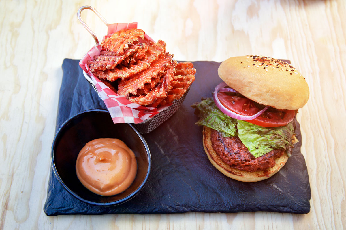 SheratonSantaFe's tweet photo. Veggie Burger es esa mezcla de sabor y consistencia que saciarán tu antojo. Hamburguesa de portobello con chimichurri acompañada de camote waffle chips 🍔💚 Solo en #BleeckerEsquinaMadero 

#SheratonHotels #foodie #VeggieStyle #BurgerLovers https://t.co/TpYQcvOqZ2