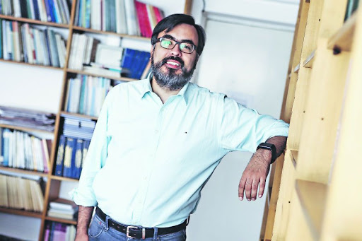 uchile's tweet photo. #ClavesConstituyentes Entrevista a Fabián Duarte, director @CMicrodatos: "Lo que la ciudadanía quería era ser escuchada y cambiar la Constitución, pero sentían que los partidos no eran una instancia válida" https://t.co/7zYnI4rgRL https://t.co/07ITakamAA