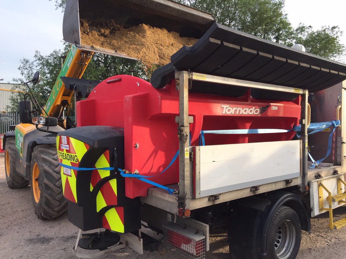 WesternplowsUK's tweet photo. Hot Weather?
Western Spreaders won't be relaxing on Summer Service; they are ready to dust down hot roads.
Don't be surprised if you see a Western  out on a hot summers day - it's only out earning it's (tiny) keep, whilst waiting for #winter
See the range:
https://t.co/wUHBNIfviH https://t.co/qO5c7FGQAS