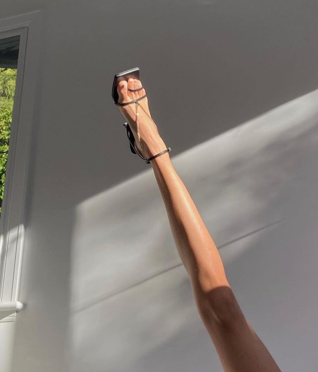 badestoutfit's tweet photo. shoe selfie https://t.co/KpTxXdJONg