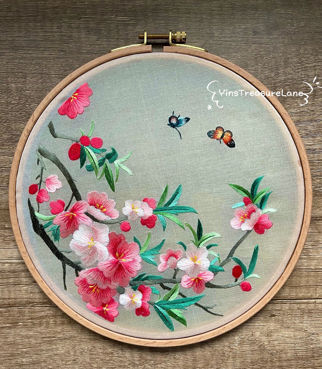 The butterfly🦋and peach blossom🌸🌺
🦋
🦋
🦋
🦋
🦋
🦋
#yinstreasurelane #butterflyembroidery #peachembroidery #peachblossom #blossomembroidery #embroideryart #embroiderydesign #hoopart #hoopembroidery #embroiderymagazine #damngoodstitch #flowerembroidery #flowerart  #вышивка