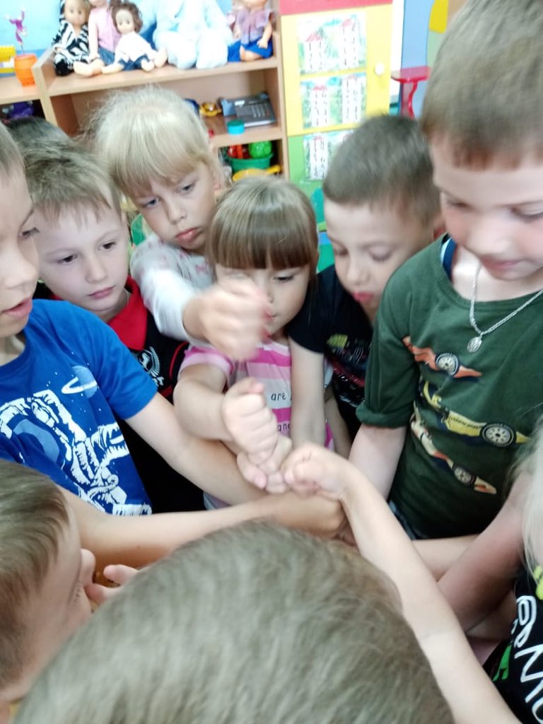 #Garifzyanov_AR Сегодня праздник очень яркий,
Не обойдётся без затей!
Пускай сегодня будет жарко!Поздравляем с Днём друзей!