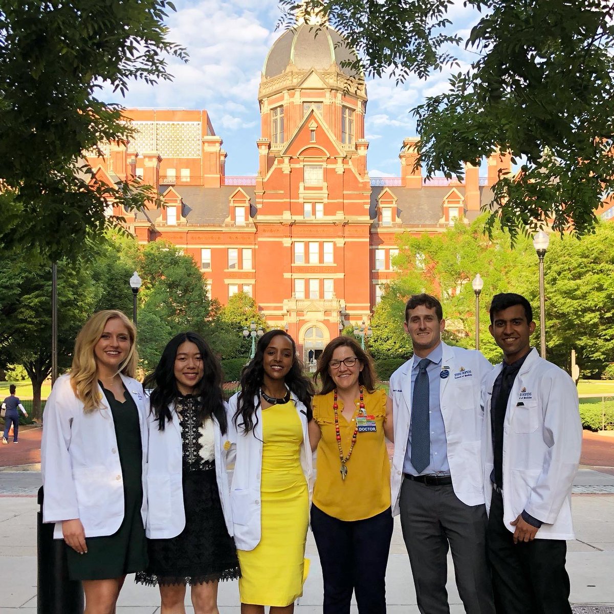 First year of med school ✅ And snuck in an official White Coat Ceremony! Congrats Med24!