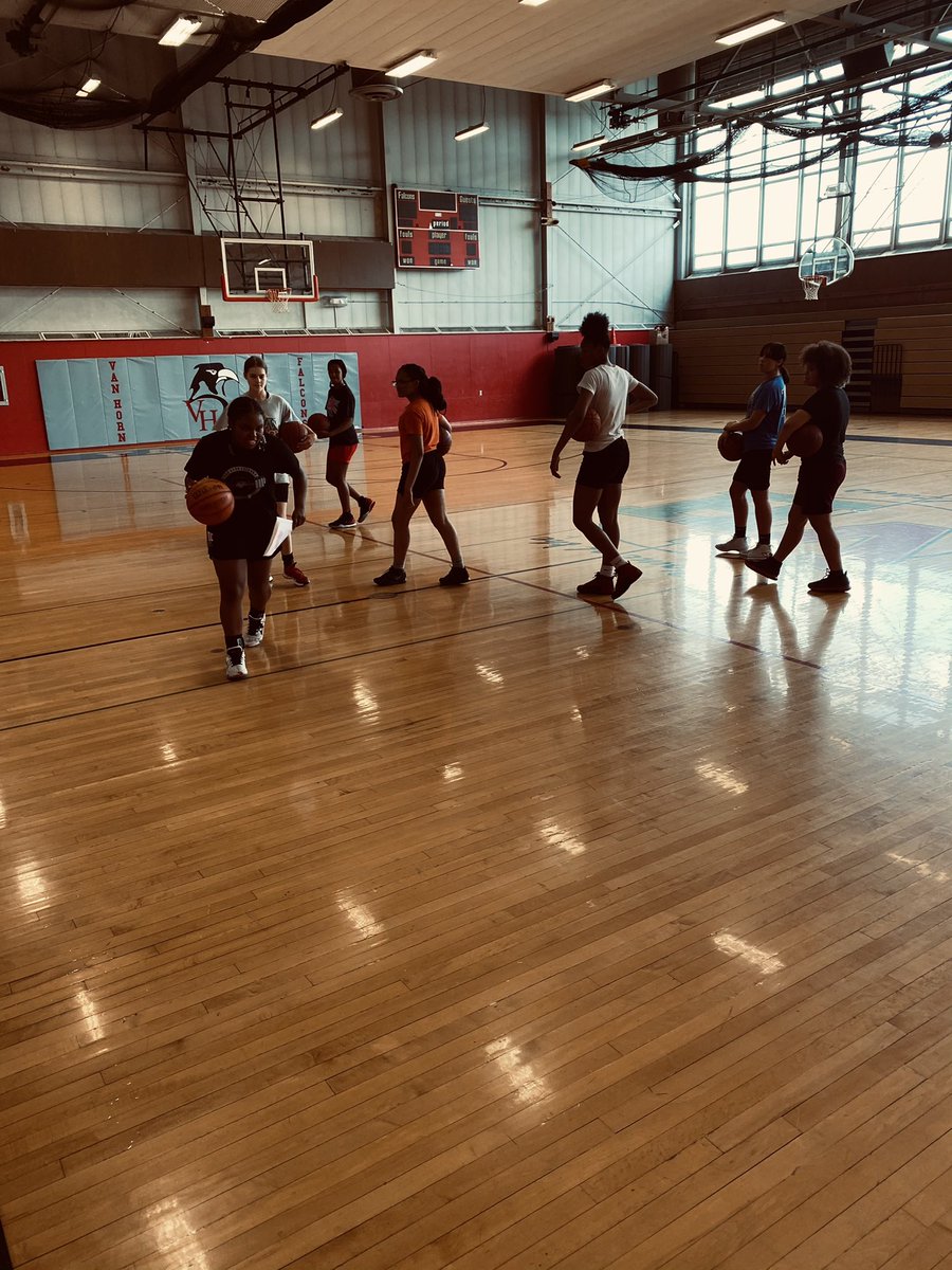 Thank you to <a href="/L3xi_rob22/">Lexi Robinson</a> for coming back and leading workouts today! We are definitely going to miss your leadership next year!! <a href="/swcc_wbb/">SWCC WBB</a> you have a good one! She put the girls through some of your workouts!!