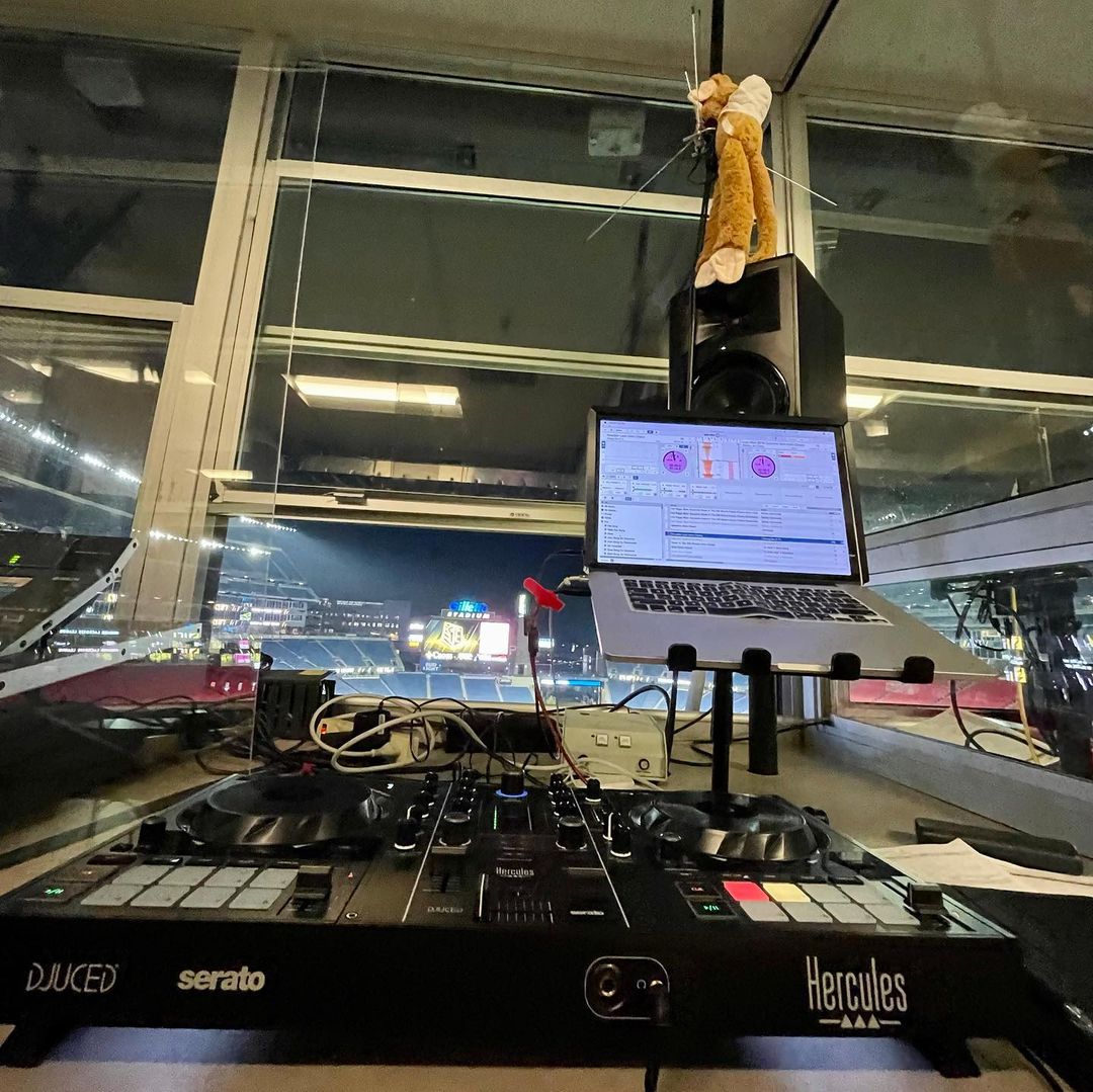 herculesaudio's tweet photo. "What a weekend it was at @GilletteStadium ! 5 🥍 games Friday through Sunday at one of the most beautiful 🏟’s in the 🌎".
@DJMIKESINCERE Thanks for sharing your amazing dj set with the #DJControlInpulse500.

😍 We're glad it's served you well during your tour! 🙏🎶 https://t.co/tpJogSVQEA