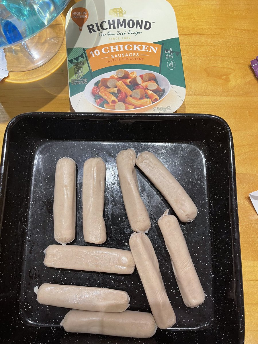 zaynahussein's tweet photo. @RichmondFoods bought these from @Tesco today. please explain where my 10th sausage is....😡 https://t.co/LzI9OFiv62
