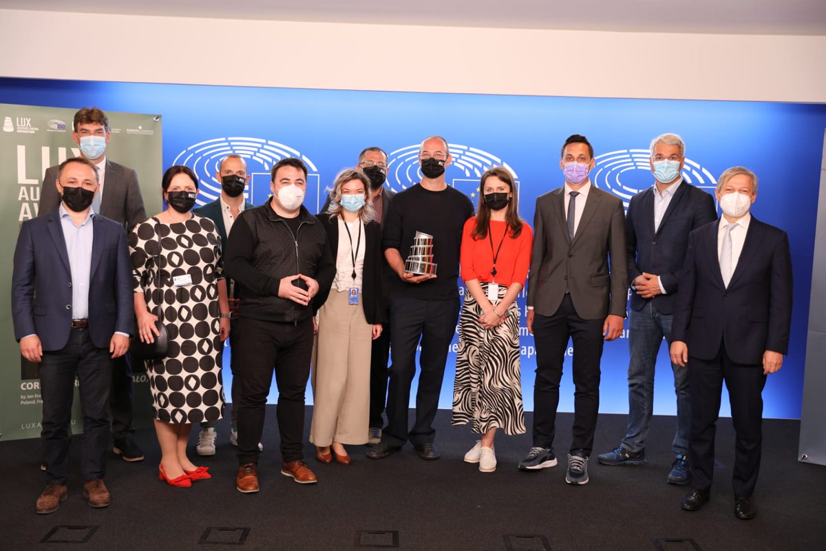 Today I had the pleasure to see 🇷🇴RO movie <a href="/Collectivemovie/">Collective</a> be awarded the <a href="/luxaward/">LUX Audience Award</a> prize by the <a href="/Europarl_EN/">European Parliament</a>. I totally recommend watching it. I did and I cried a lot and I'm not the only one. It's a true story showing how corruption can kill innocent people attending a concert