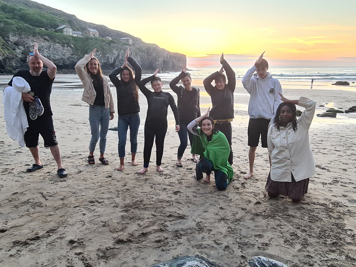 FinlayPringle's tweet photo. Fintastic end to @sascampaigns #YouthOceanSummit on the beach and in the sea with this brilliant bunch of humans and newly converted 'sharkaholics'
#WorldOceanDay #NoFinToDeclare
#OceanOptimism https://t.co/IEe5Qw63Fd