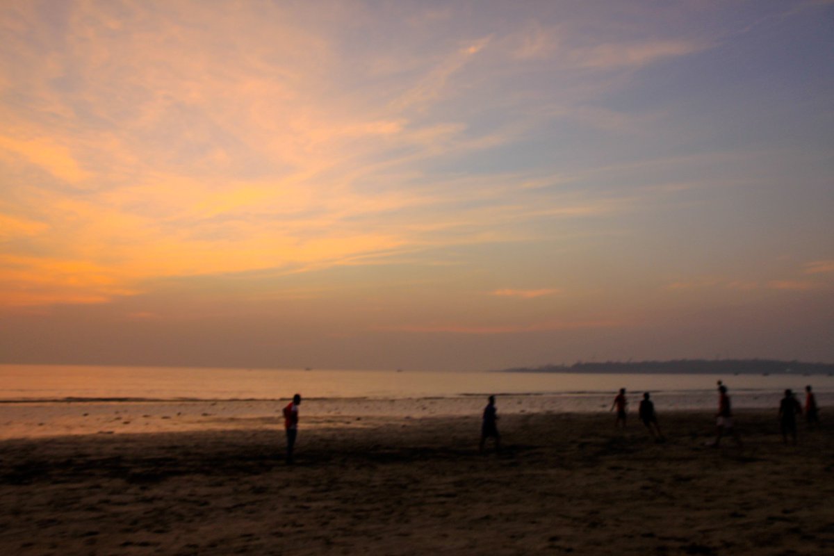 AjeebAurat's tweet image. #KadaloraTwitter is gladdening my heart 💙🙏🏼💜  here is #versovabeach - I miss home 😥 #bombay #Andheri #versova