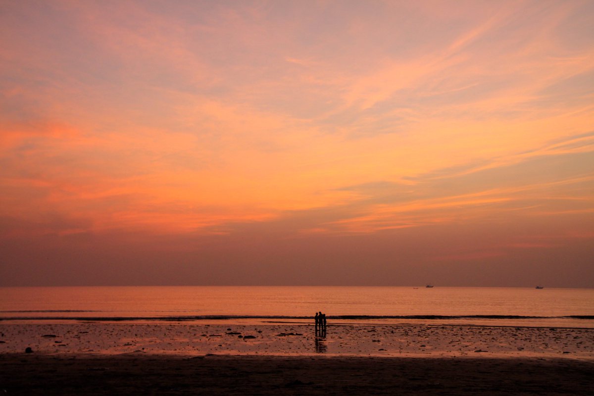 AjeebAurat's tweet image. #KadaloraTwitter is gladdening my heart 💙🙏🏼💜  here is #versovabeach - I miss home 😥 #bombay #Andheri #versova