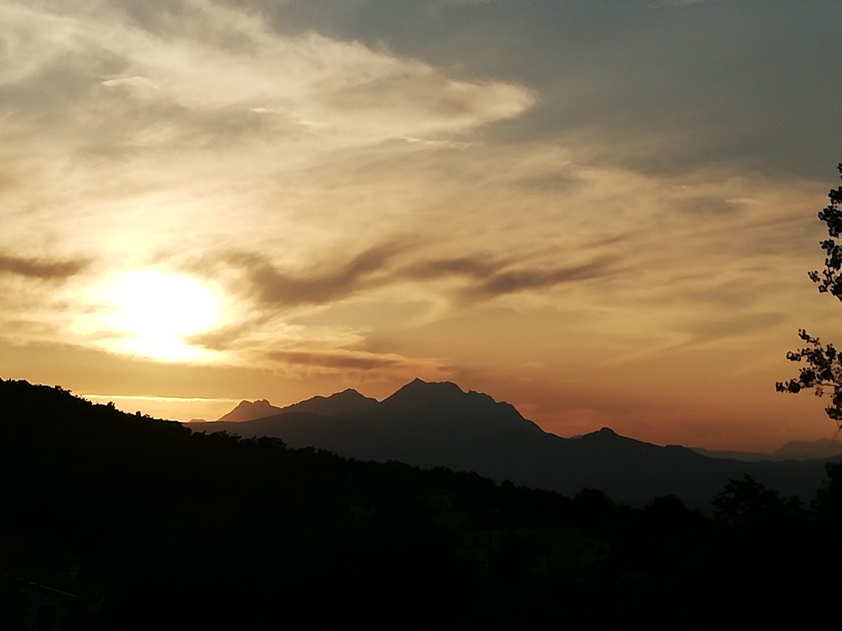 classediferro's tweet photo. Il sole fra qualche nuvola, fa capolino sullo splendido scenario del #GranSasso
#cornogrande #cornopiccolo
#abruzzo
#bellabruzzo
Buona serata a tutti ๐ โฐ๏ธ๐ https://t.co/xSqVQg0lJD