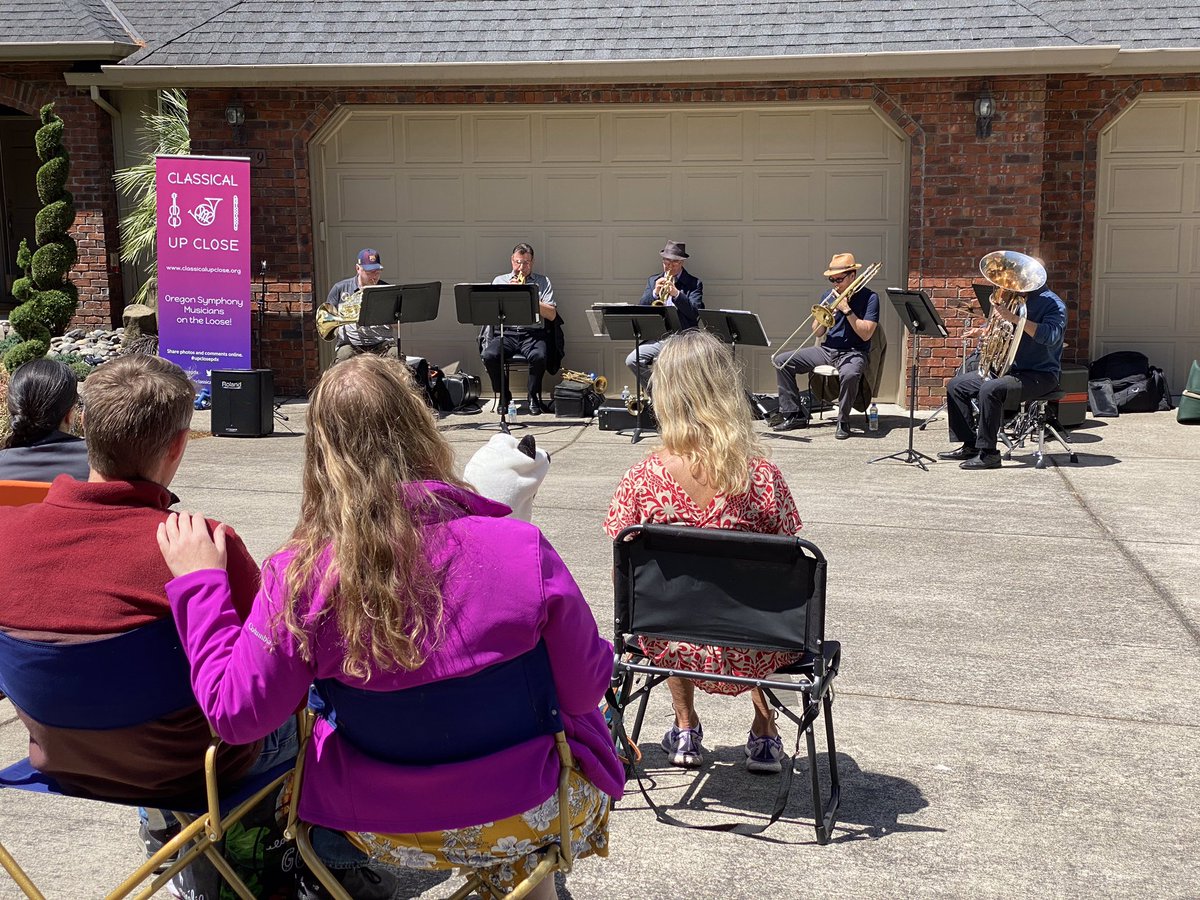 Happening right now in SW Portland. Members of the Oregon Symphony brass section playing selections from the past 500 years. 😅 #upclosepdx #classicalupclose #oregonsymphonymusicians #brass #freeconcert