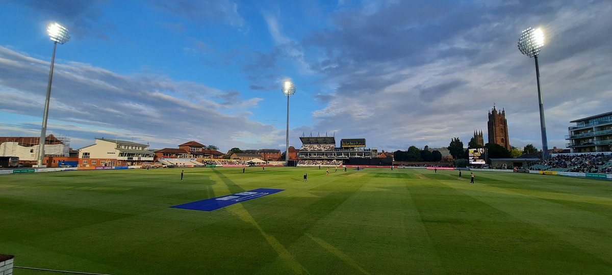 ljfb56's tweet image. #StreamInStyle! Perfect evening at @SomersetCCC