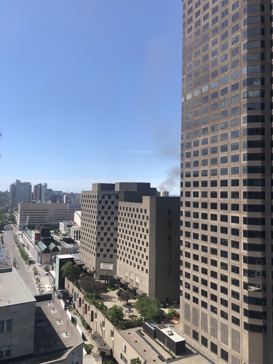 Filcomet's tweet photo. There is a fire somewhere  in #Montreal https://t.co/udcNrPwjWJ