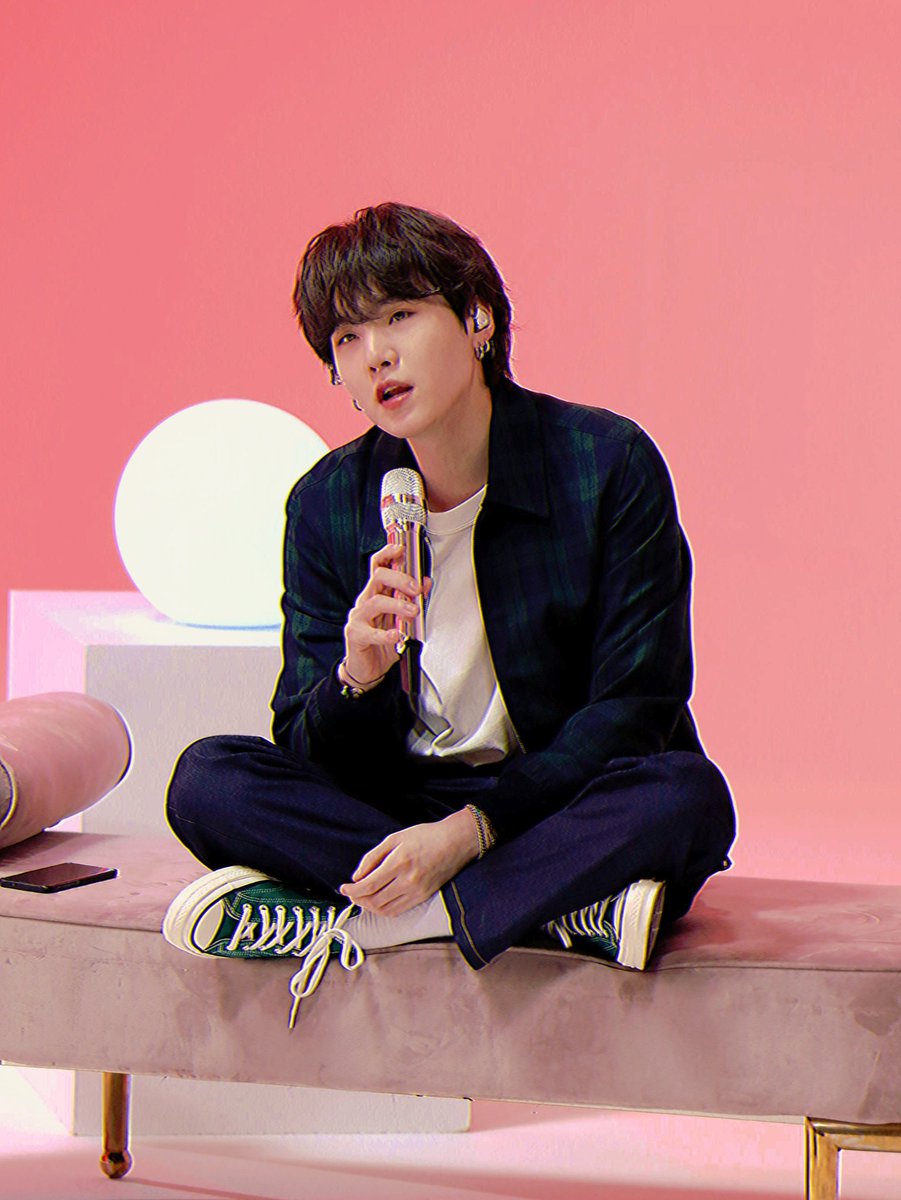 Юнги бтс самокат. Бтс 2014 юнги. Bts велосипед. Шуга юнги. Бтс шуга 2014.