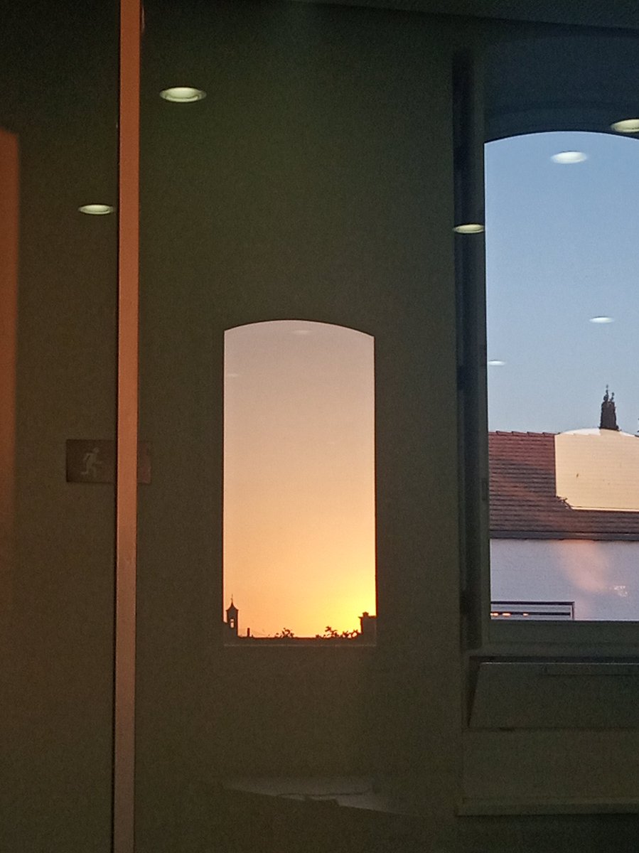 AVivoCano's tweet photo. No es una ventana, es un reflejo #ETSAG https://t.co/NnmYBE8pfv