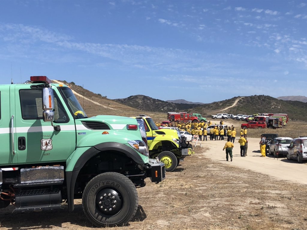 ClevelandNF's tweet image. This week fire service agencies from across SoCal come together to  train at #FireSchool on @MCIWPendletonCA. This training enhances inter-agency cooperation &amp;amp; coordination, along with reducing hazardous fuels on the base. #teamwork