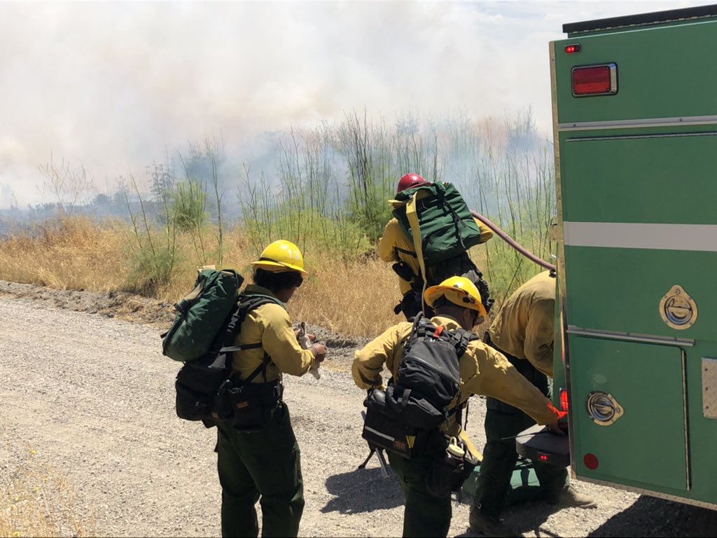 ClevelandNF's tweet image. This week fire service agencies from across SoCal come together to  train at #FireSchool on @MCIWPendletonCA. This training enhances inter-agency cooperation &amp;amp; coordination, along with reducing hazardous fuels on the base. #teamwork