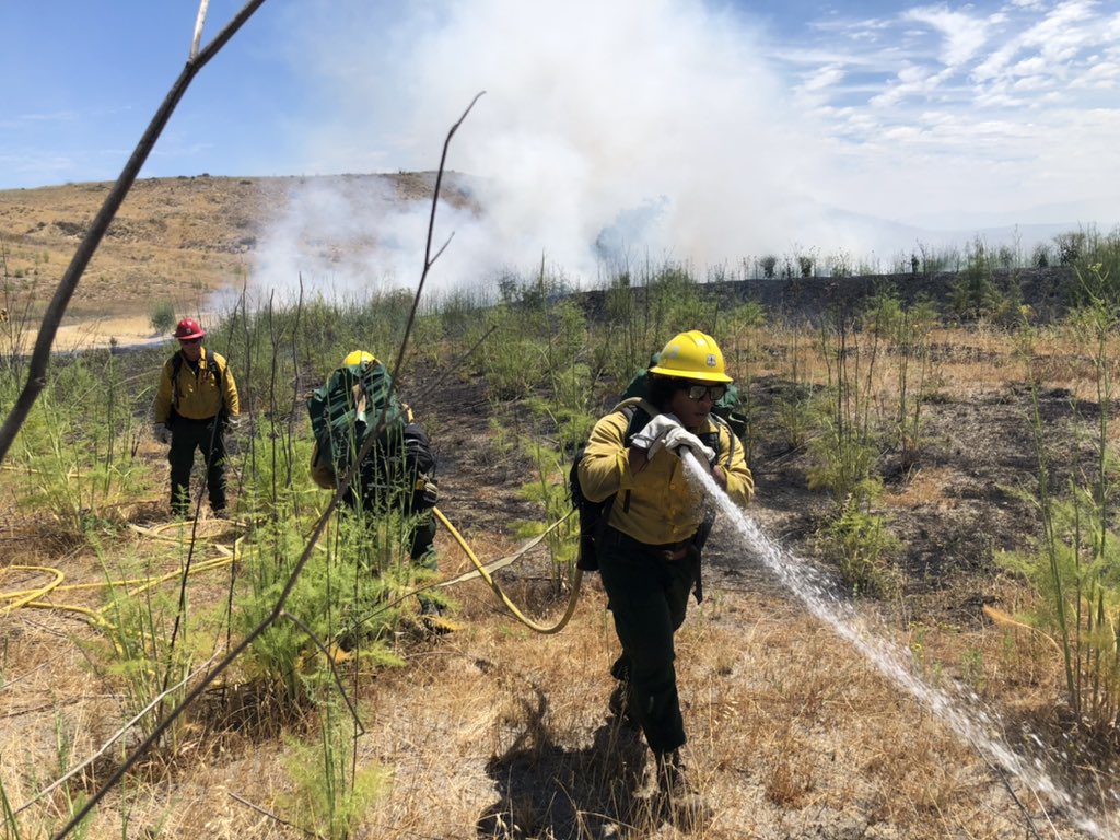 ClevelandNF's tweet image. This week fire service agencies from across SoCal come together to  train at #FireSchool on @MCIWPendletonCA. This training enhances inter-agency cooperation &amp;amp; coordination, along with reducing hazardous fuels on the base. #teamwork