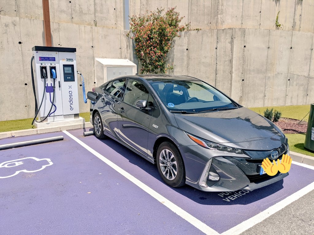 keep_going_hard's tweet photo. Parece que va a estar bien la alianza #HappyChange entre @McDonalds y @Endesa en España... Tendremos cargadores en muchísimos de sus restaurantes. @electromaps #EV Mi #PriusPlugIn feliz. @Toyota_Esp @ToyotaLabasa https://t.co/atfISS6Ojr