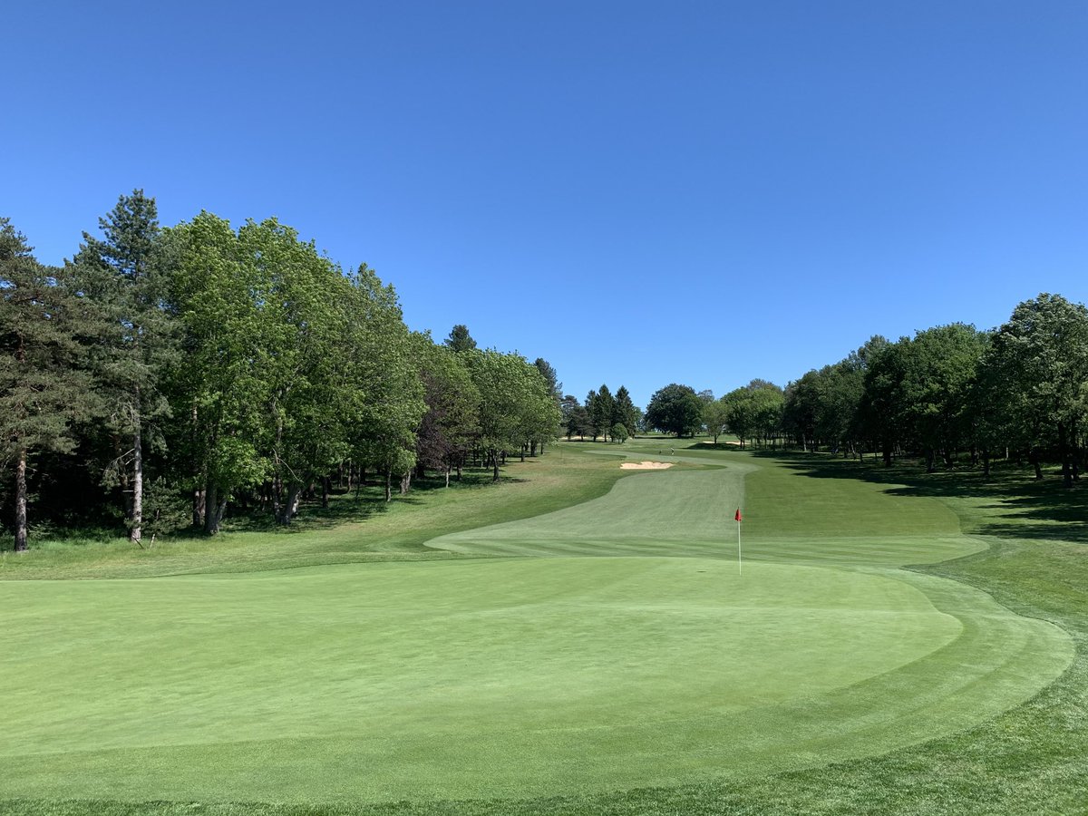 Origin_LH's tweet image. ⁦⁦@TandridgeGolf⁩ looking sharp as a pin. Well done to ⁦@ScottWeale1987⁩ and all the Greenkeeping team, it was a pleasure play this evening! ⁦@BarenbrugUK⁩ ⁦@BarenbrugGroup⁩