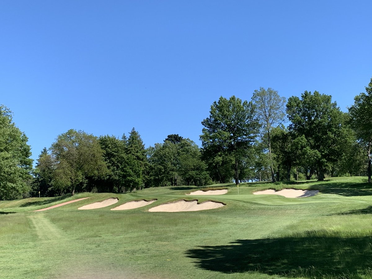 Origin_LH's tweet image. ⁦⁦@TandridgeGolf⁩ looking sharp as a pin. Well done to ⁦@ScottWeale1987⁩ and all the Greenkeeping team, it was a pleasure play this evening! ⁦@BarenbrugUK⁩ ⁦@BarenbrugGroup⁩