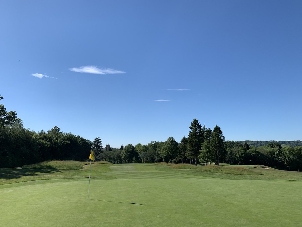 Origin_LH's tweet image. ⁦⁦@TandridgeGolf⁩ looking sharp as a pin. Well done to ⁦@ScottWeale1987⁩ and all the Greenkeeping team, it was a pleasure play this evening! ⁦@BarenbrugUK⁩ ⁦@BarenbrugGroup⁩