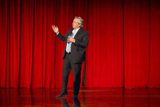 -Entran un mexicano, un brasileño y un europeo a un bar…