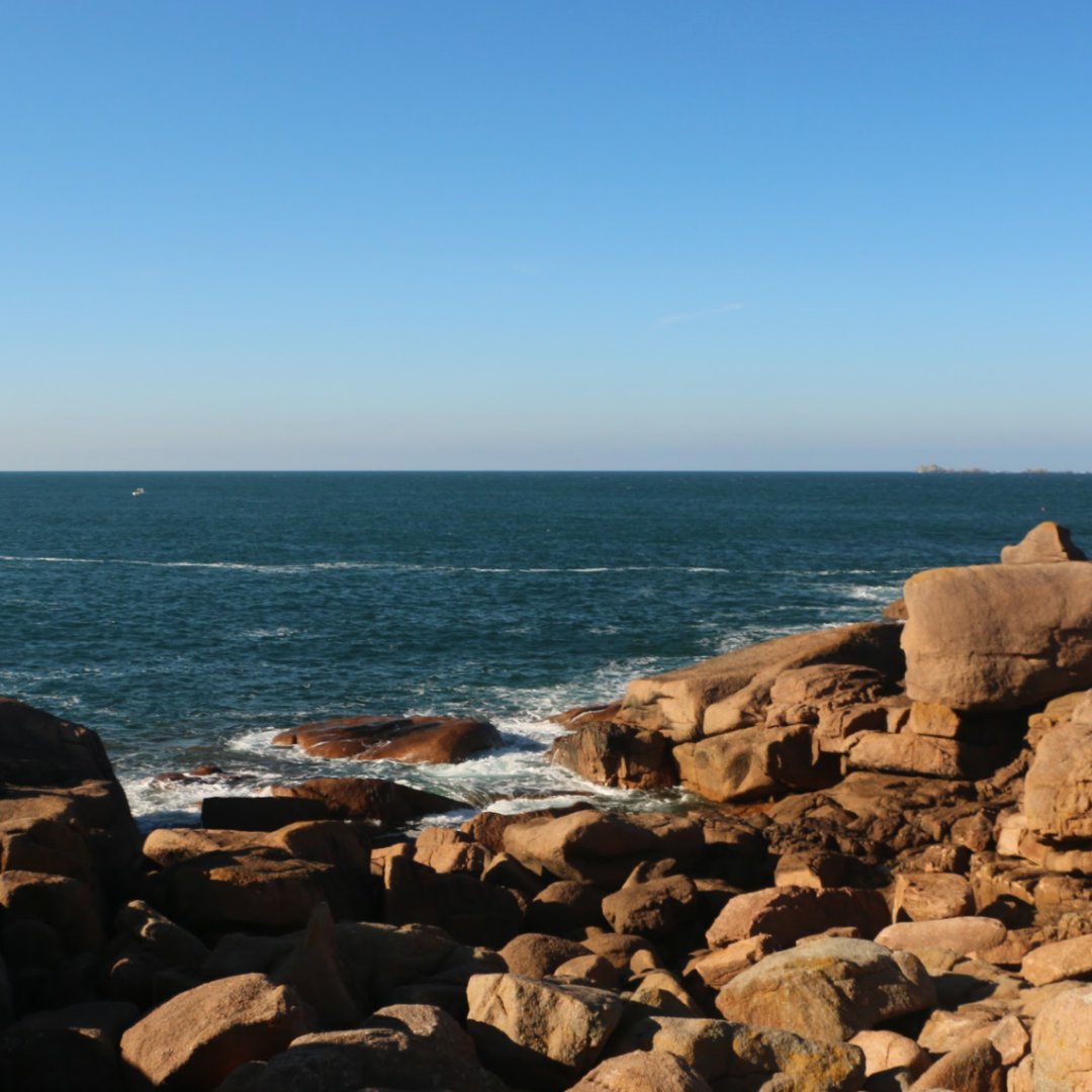 GranitRoseFr's tweet photo. ☀️ Le phare de Men Ruz sous le #soleil ! Qui a dit qu’il pleuvait tout le temps en #Bretagne ? Dites-nous en commentaire vos lieux préférés sur notre belle #CoteDeGranitRose !  #Bzh #GranitRose 

📍 Ploumanac’h https://t.co/rl1NyNV9hP