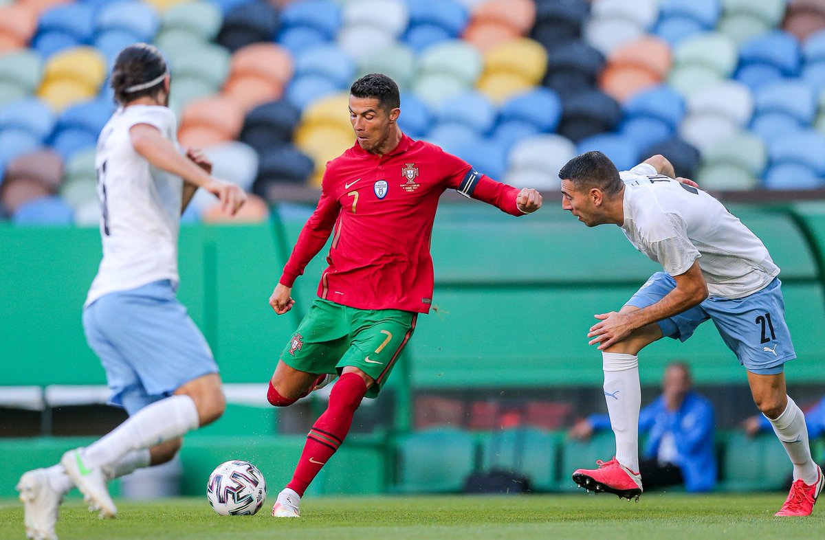 Onzefennec's tweet photo. #infomatch⚽️: À la pause, le Portugal mène 2-0 face à ......

⚽️ '42 : Bruno Fernandes
⚽️ '44 : Cristiano Ronaldo

Vos avis sur le match 🎙 https://t.co/QI8KMXDDvR