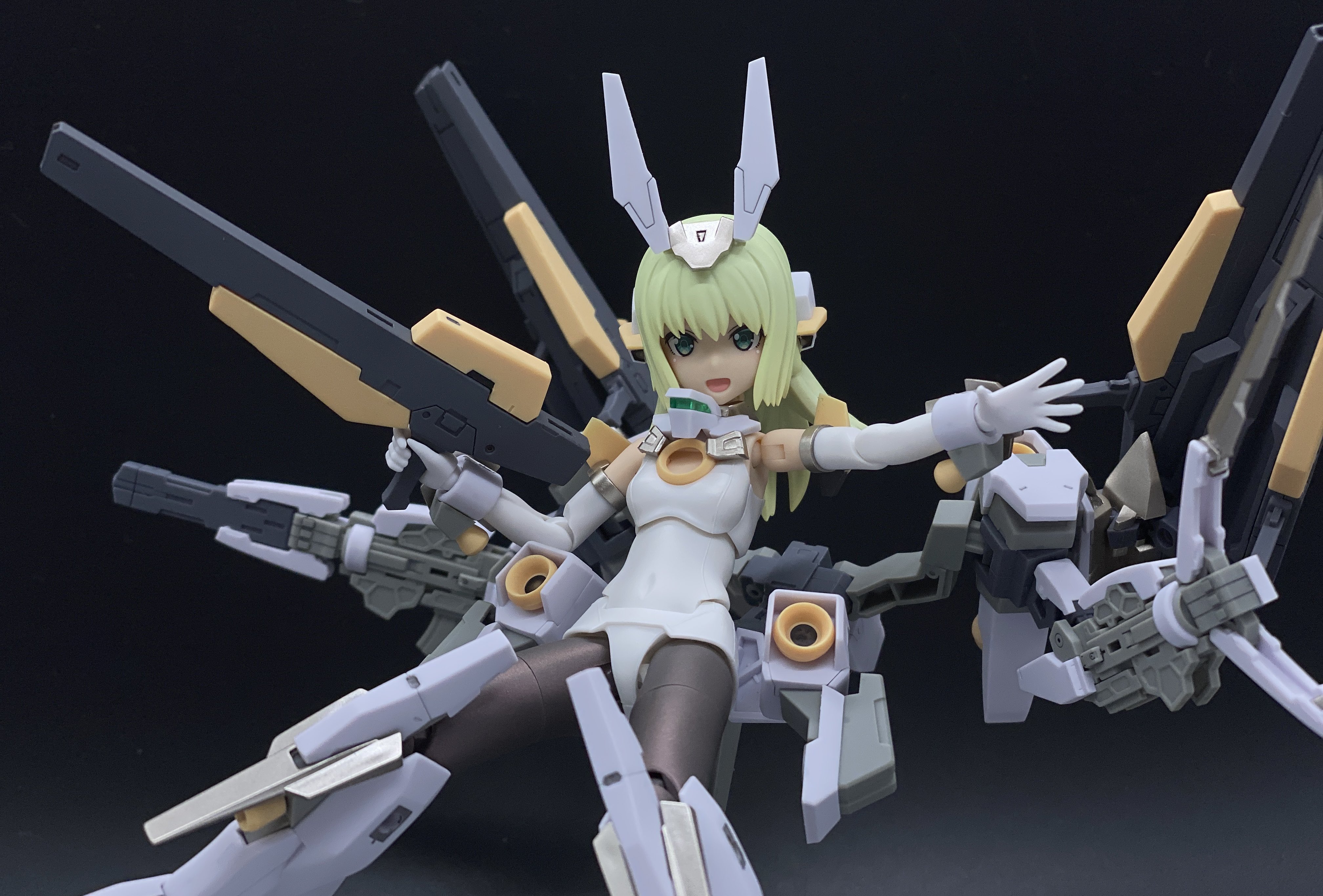 シャル Umechi メガミデバイス コラボ バーゼラルド アニメver 完成しました バーゼはめっちゃかわいい 塗装は 髪先だけほんのりグラデ 素体のボディと足はクリスタルカラー ゴールドパーツは金と銀を混ぜて塗装 トップコートはつや消しでしました