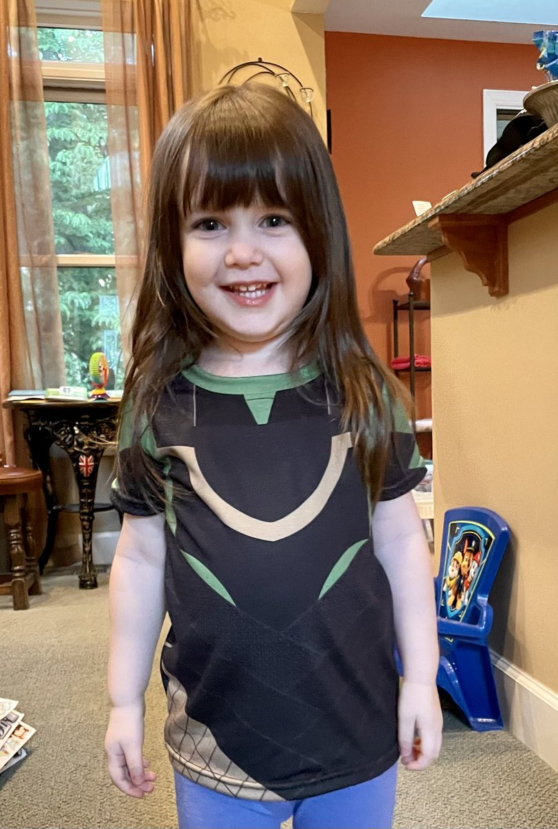 xoxEmjayxox's tweet photo. The family that is burdened with gloriouspurpose together, stays together. Let’s do this! #Loki #OnWednesdaysWeWearGreen @HiddlesArmy @HiddlestonersFB https://t.co/IAciN0PqZs